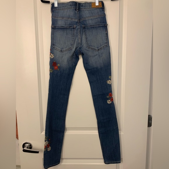 NWOT Express High Rise Stretch Legging Jeans with Embroidery, Size 00R(Regular) - Picture 4 of 9